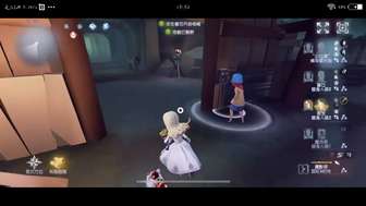 你们注意看这个盲女的举动，门都开了，盲女