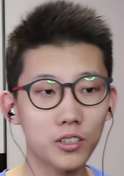 你们喜欢戴眼镜的鲤鱼还是不戴眼镜的鲤鱼？