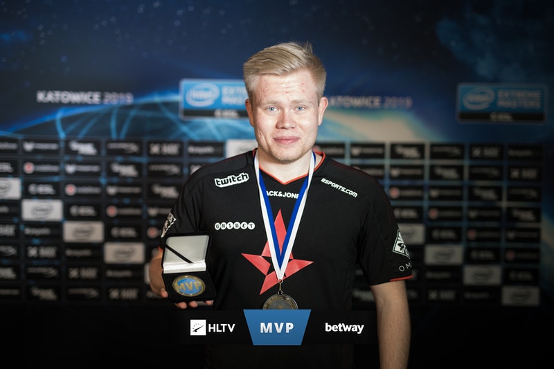 在临近年末,gla1ve回归了战队,放下包袱的magisk数