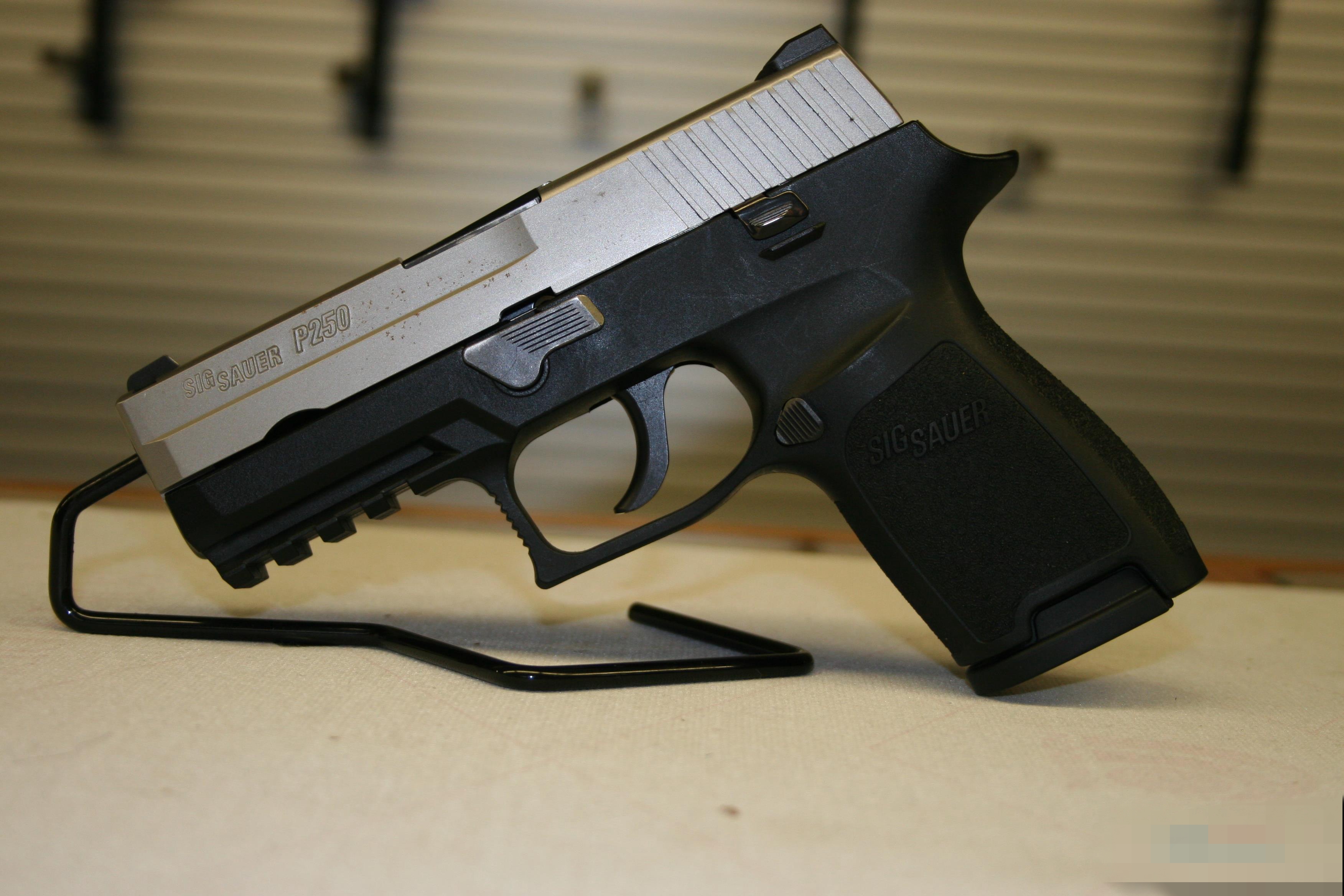 45武器重量:715g武器全长:183mm(紧凑型)武器名称:sig sauer p250唠嗑